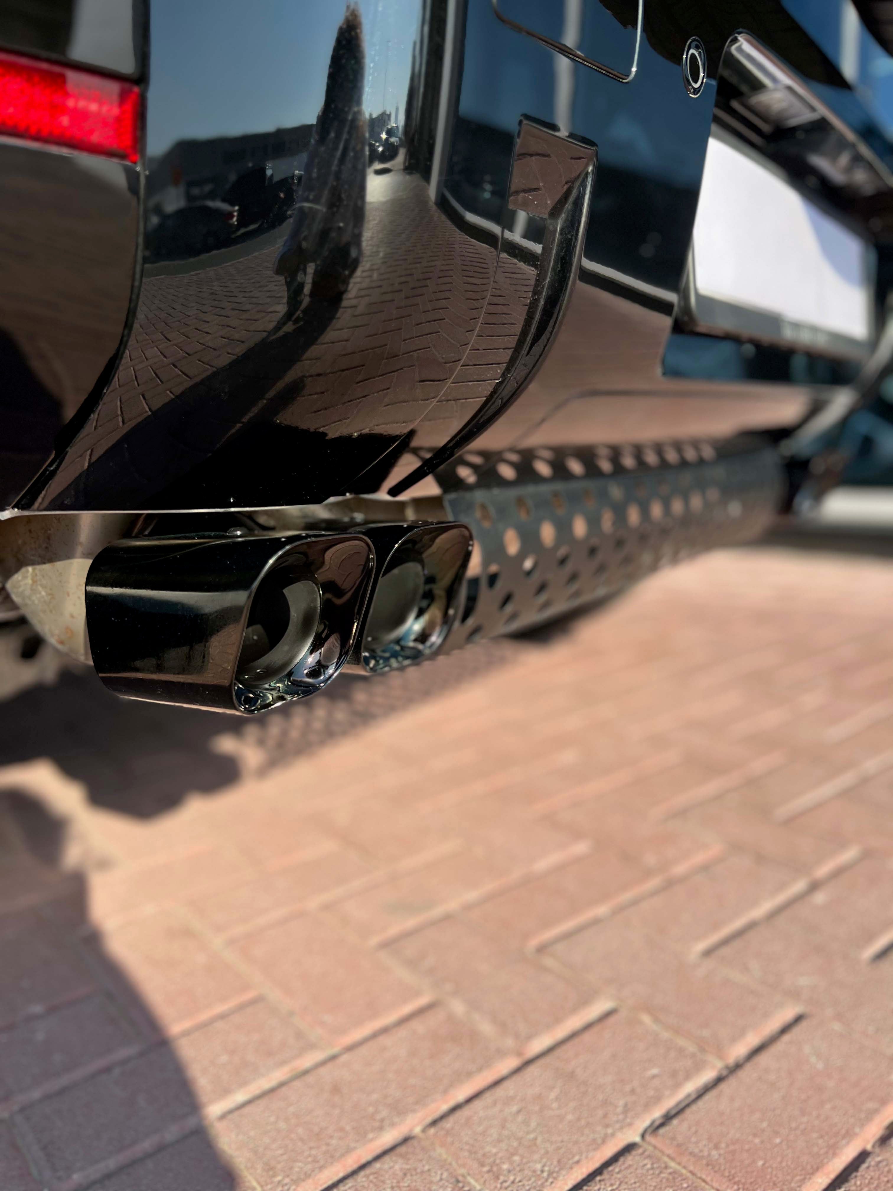 Land Rover Defender black exhaust pipe set with support bracket — original image 6
